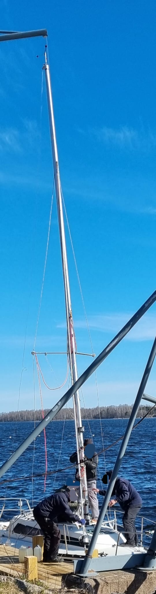 Perinteinen kippaava mastonnosto saalinkien alta, neljä avustajaa